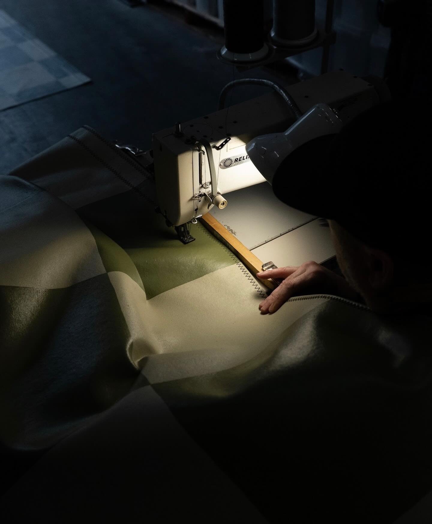 Sharp lines, steady hands. 
-
#interiordesign
#designcollaboration
#customfloorcloth
#madeinusa
Photo by @omediaservices