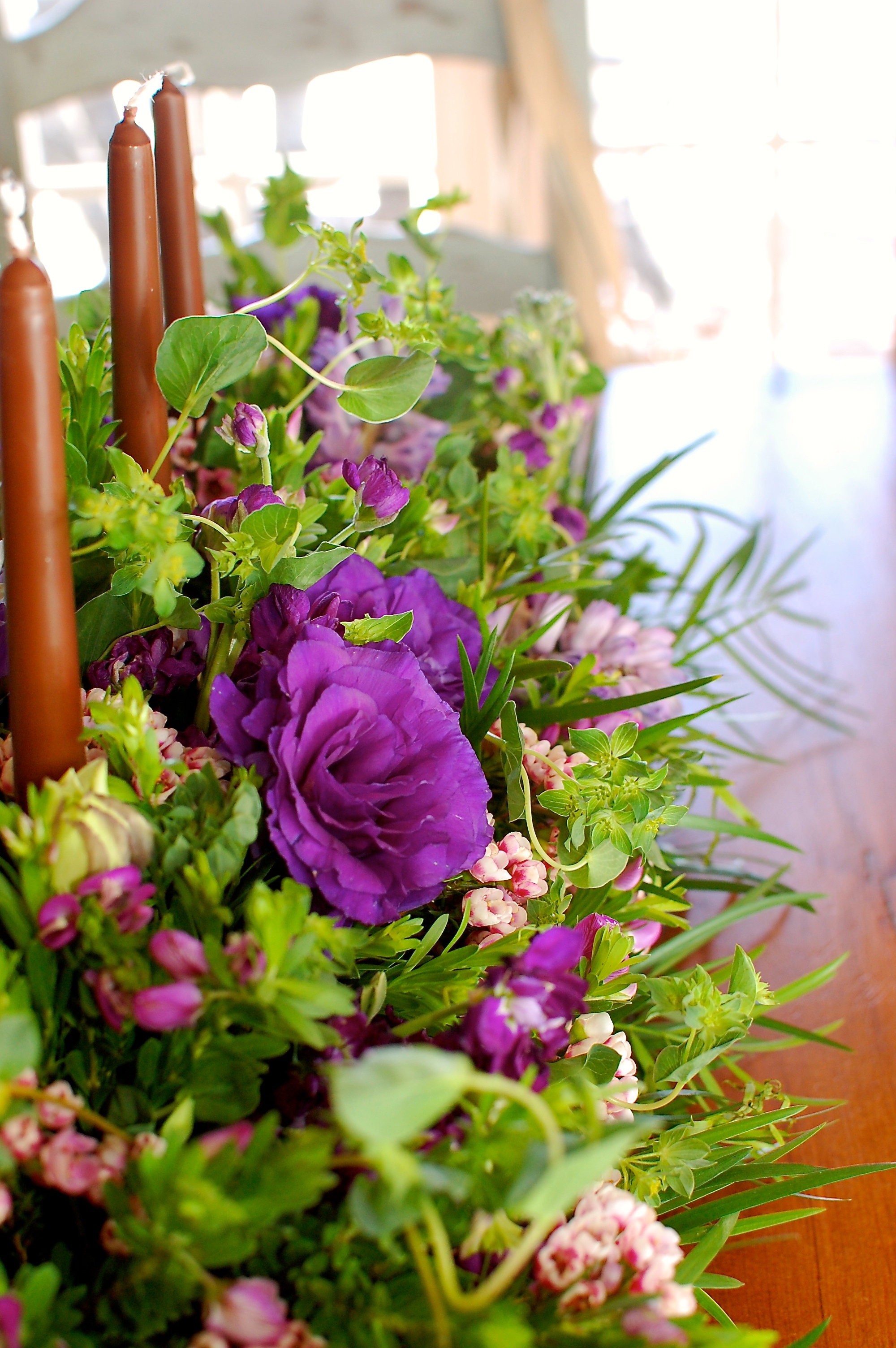 Adding a few candlesticks in the arrangement gives it extra romance