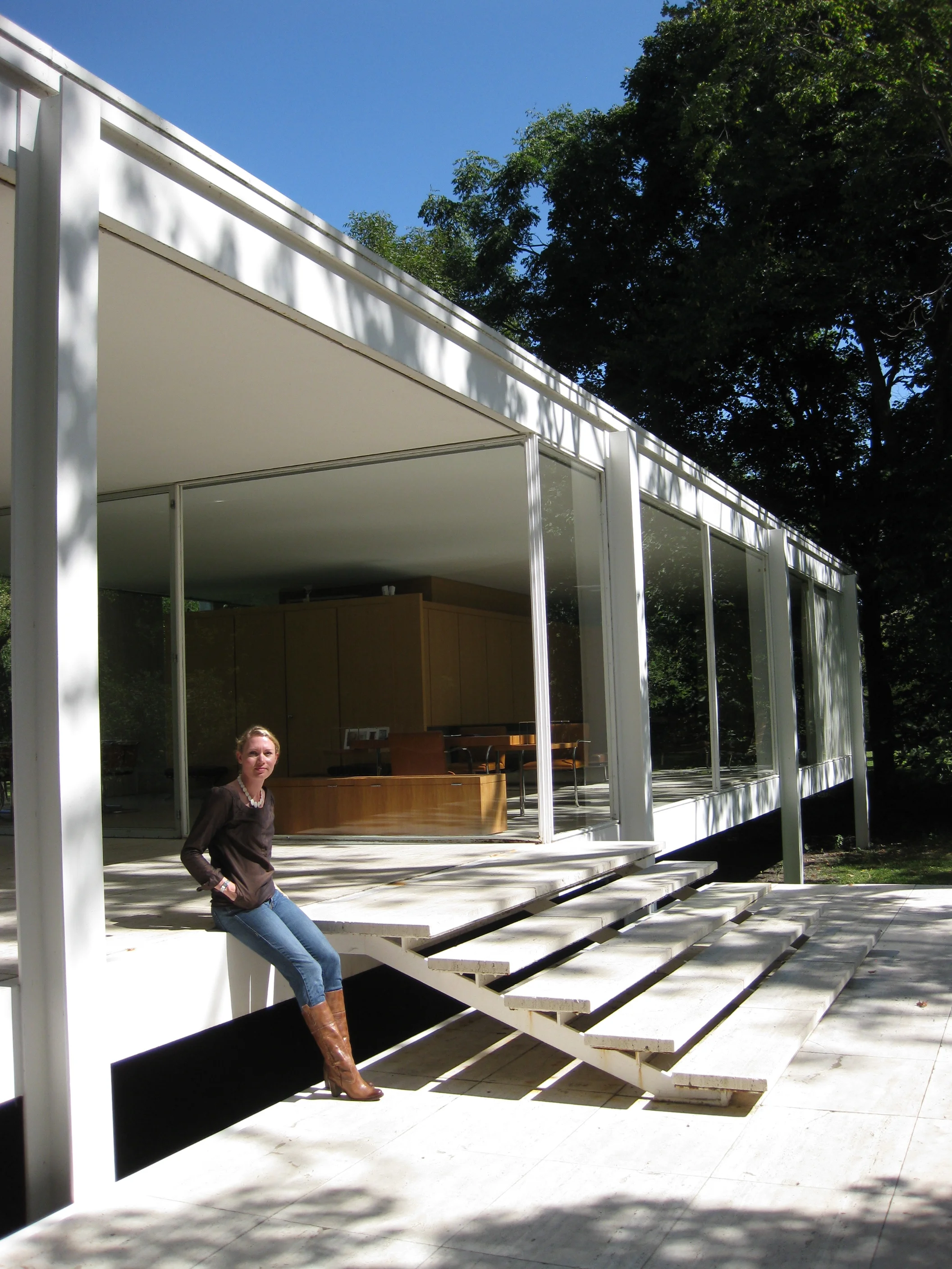 Mia ved Mies van der Rohe's Farnsworth House i Plano, Illinois, USA