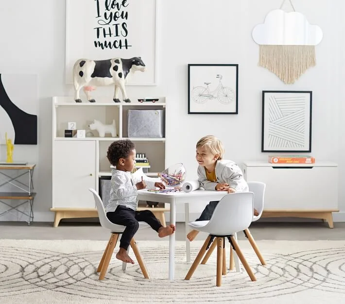 Sloan samlingen skap og lekebord (stoler fra annen leverandør). Modern Kids + Baby