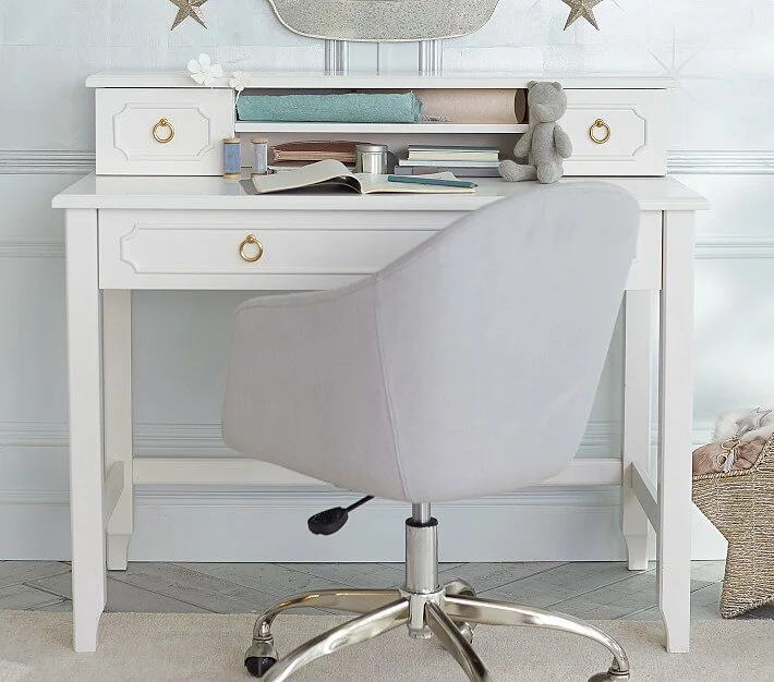 Den omsluttede arbeidsstolen med monogrammabel rygg. Pottery Barn Kids