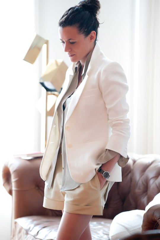 This clean, unbuttoned style whispers relaxation and ease while maintaining a fashion-forward look. The muted earth tones add to the effortlessness of the style. The layers add-on elegance while the openness of the cuffs and collars sighs tranquility. (from: thecoveteur.com )