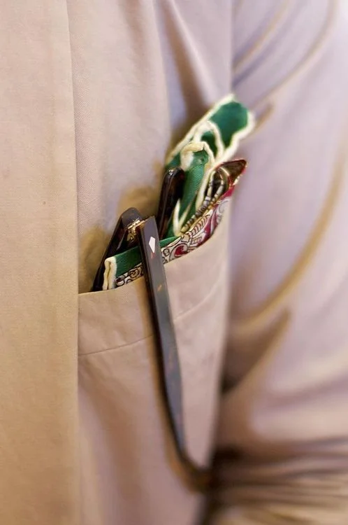 Iβm really into sticking my sunglasses into my breast pocket like this. Why waste an accessory when youβre not using it right?! Plus, it makes me look cooler than carrying my prescription sunglasses in my hand... From: roseborn.com