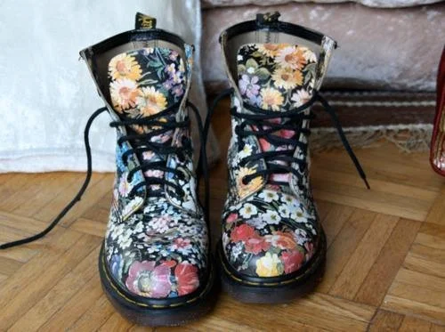 Don't worry about anyone raining on your parade in these boots; you'll be laven-der weather no matter what! | From: secret-hipster.blogspot.com