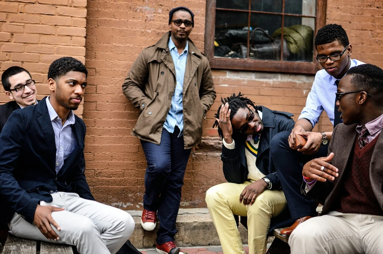 All this class in one frame. The color contrast is great, also those yellow pants. All of it. Bravo. (source unknown)