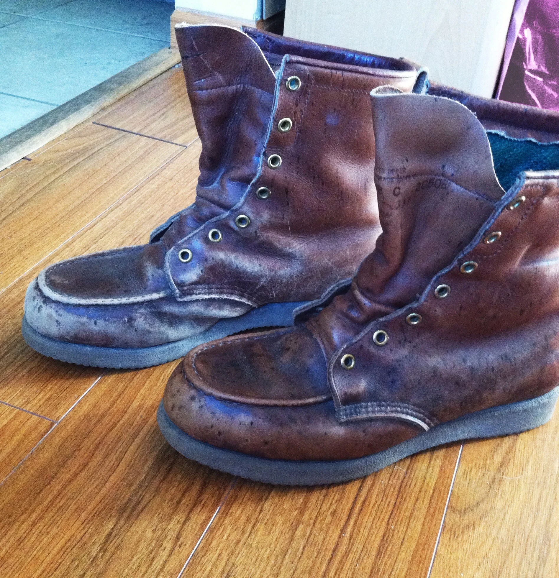 This is one boot cleaned in front. The leather is already less stiff and looks and feels a lot nicer!