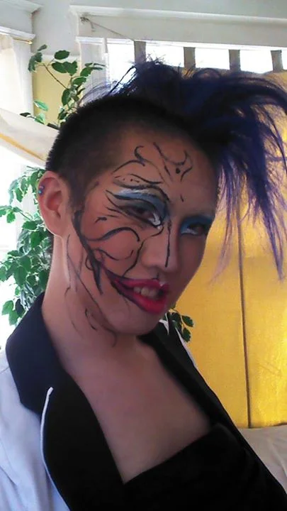 Who says you need a steady hand to do liquid liner