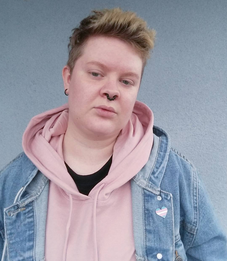 "Fat vegan • Witchy clay beast Non-binary • Den/they • Stockholm, Sweden"