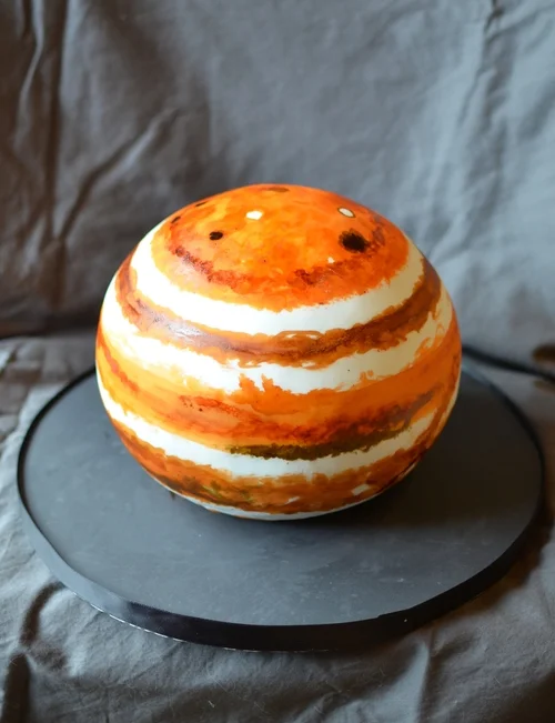 Hand-painted planet Jupiter cake. Image © Carla Schier