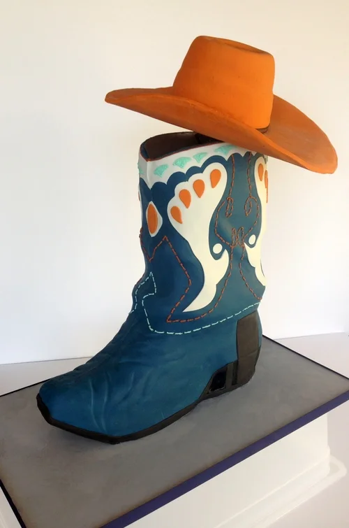 Oxbow Park hat 'n' boots sculpture cake. Image © Carla Schier