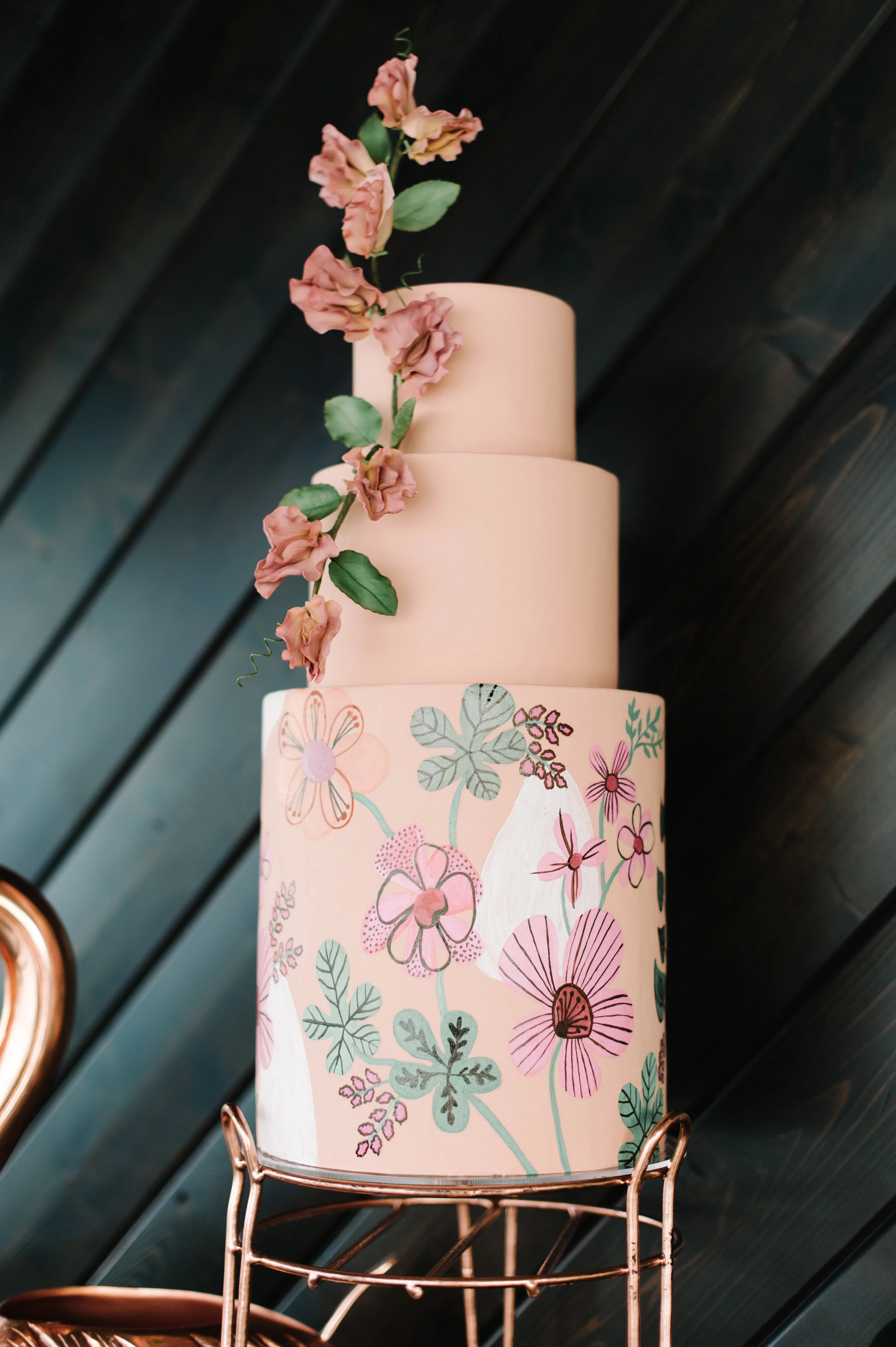 Hand painted mid century modern floral cake with sugar sweet peas. Image copyright Blue Rose Photography.