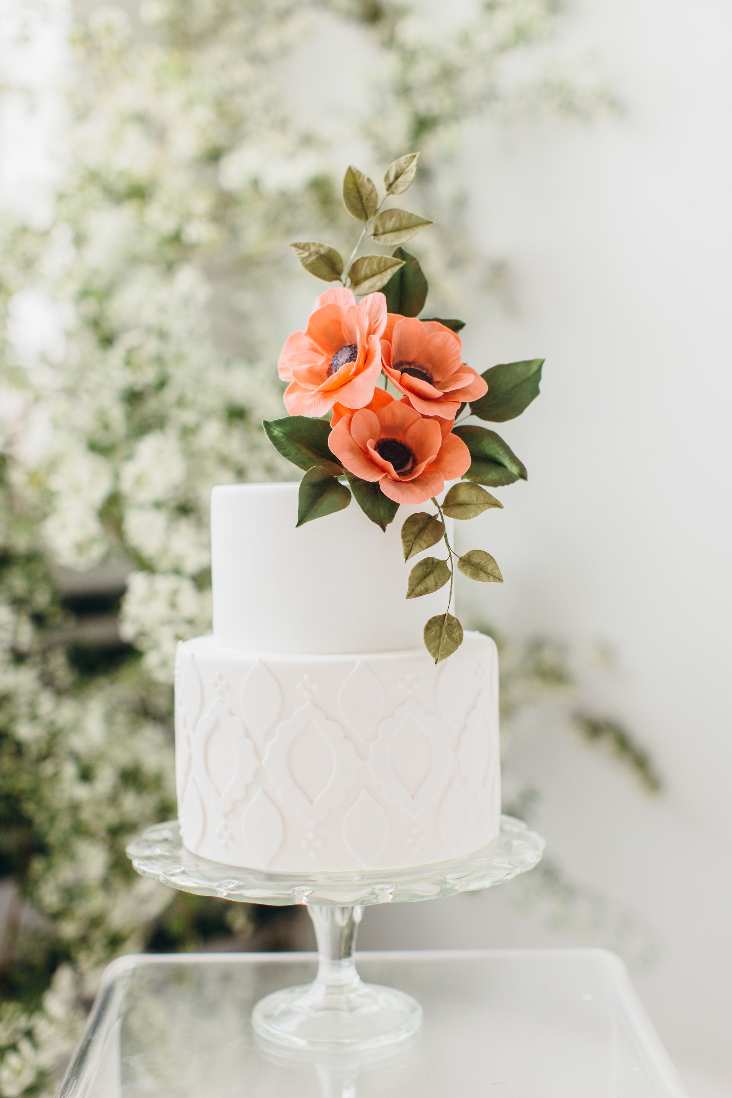 Sugar anemones and foliage on modern textured cake. Image copyright Lora Grady Photography.