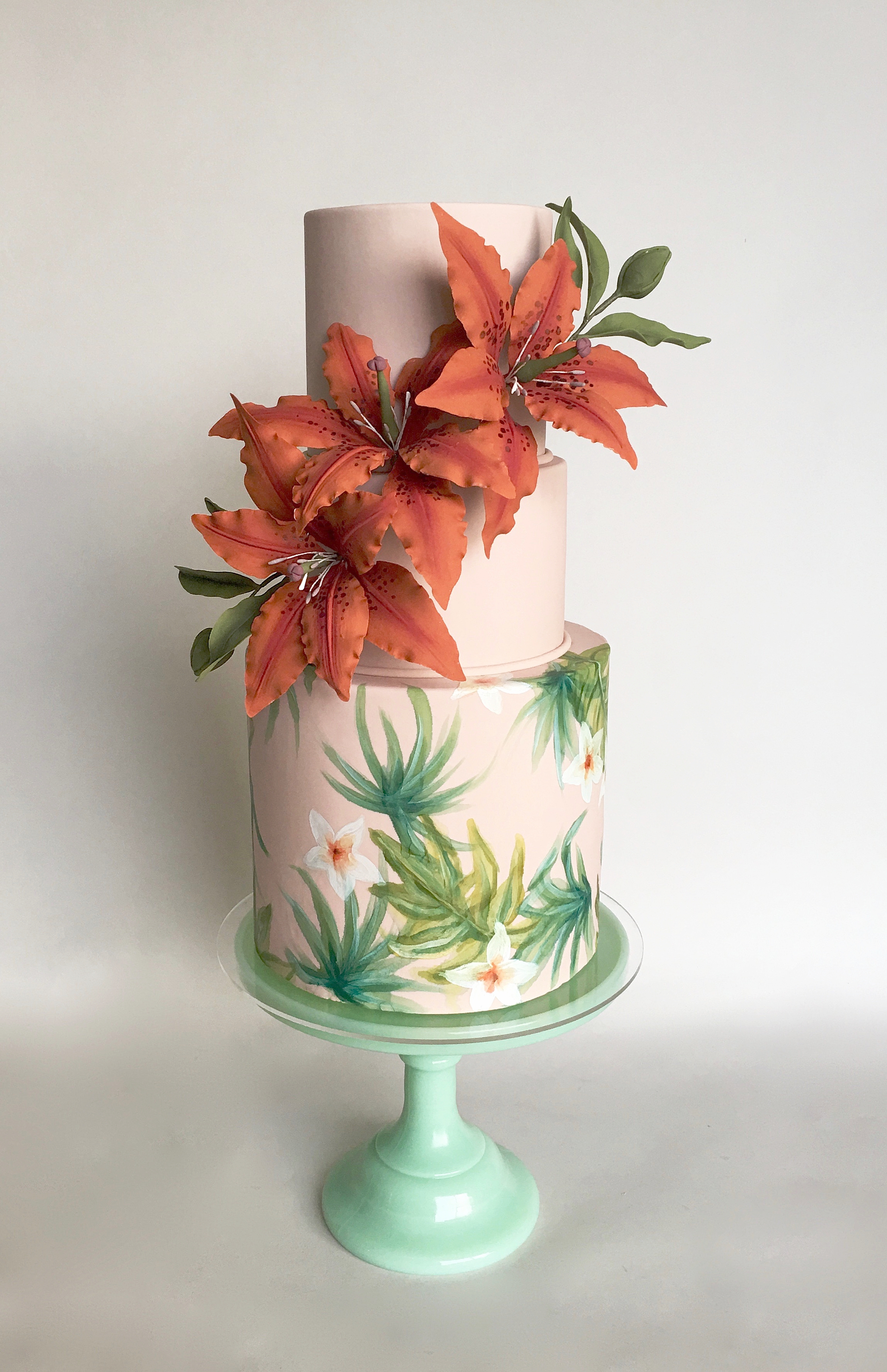 Hand-painted "Havana Nights" cake with sugar Oriental lilies. Image © Carla Schier.