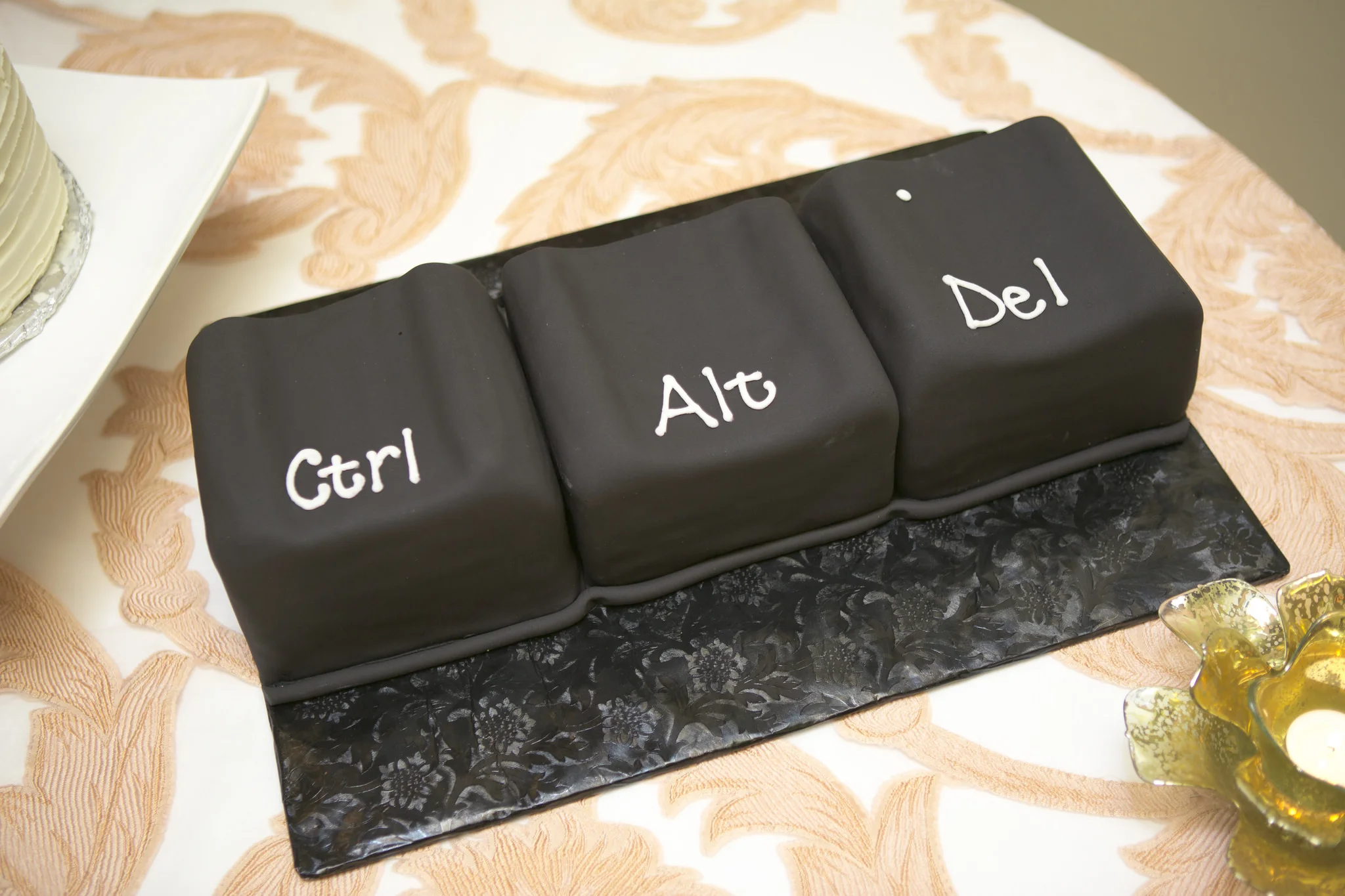 the groom's cake also by confection perfection was an homage to david's techie background! how fun?!