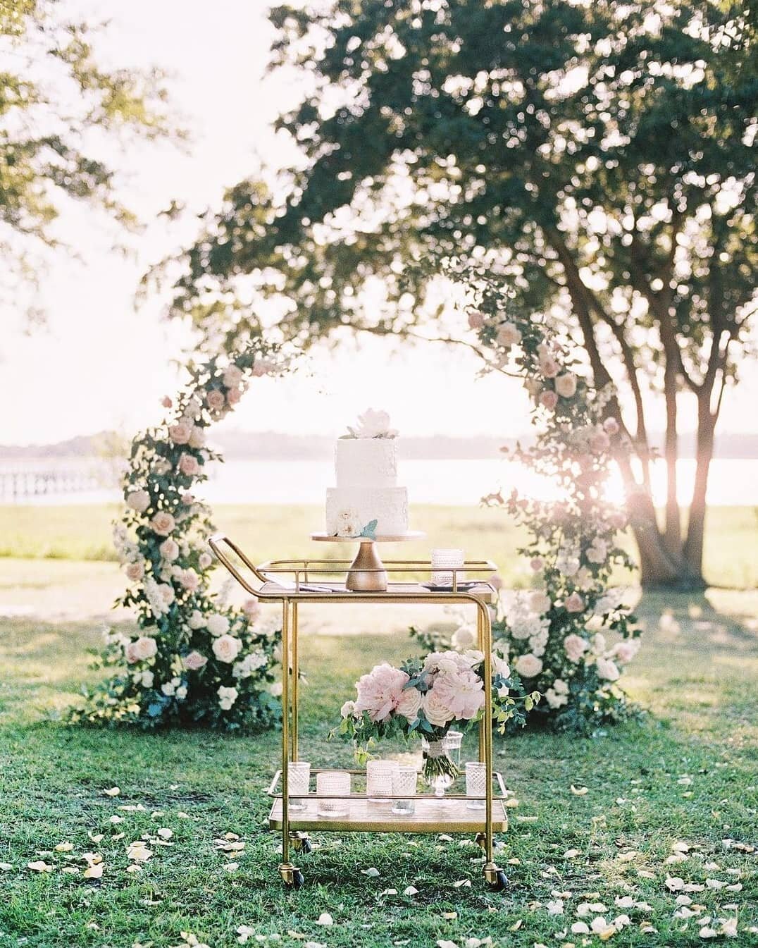 Can we all stop and marvel at this stunning backdrop Whitney at @festooncharleston created at Lowndes Grove for Melissa and Kyle's wedding?! Holy guacamole I'm in loveeeeeeeeee 😍😍😍

Photography by @nicholasgoreweddings 
Planning, design &amp; styl