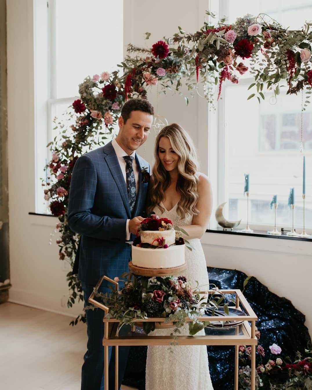 How sweet it is to be loved by you 🎶 
#scarletweds 
.
.
📸  @ashleysaraphoto 
Planning, design &amp; styling by @scarletplandesign &amp; @popupweddingqueens 
Florals by @loveflorish 
Cake by @thebutterwoodbakeconsortium 
Venue @marketstgrocery 
Tap 