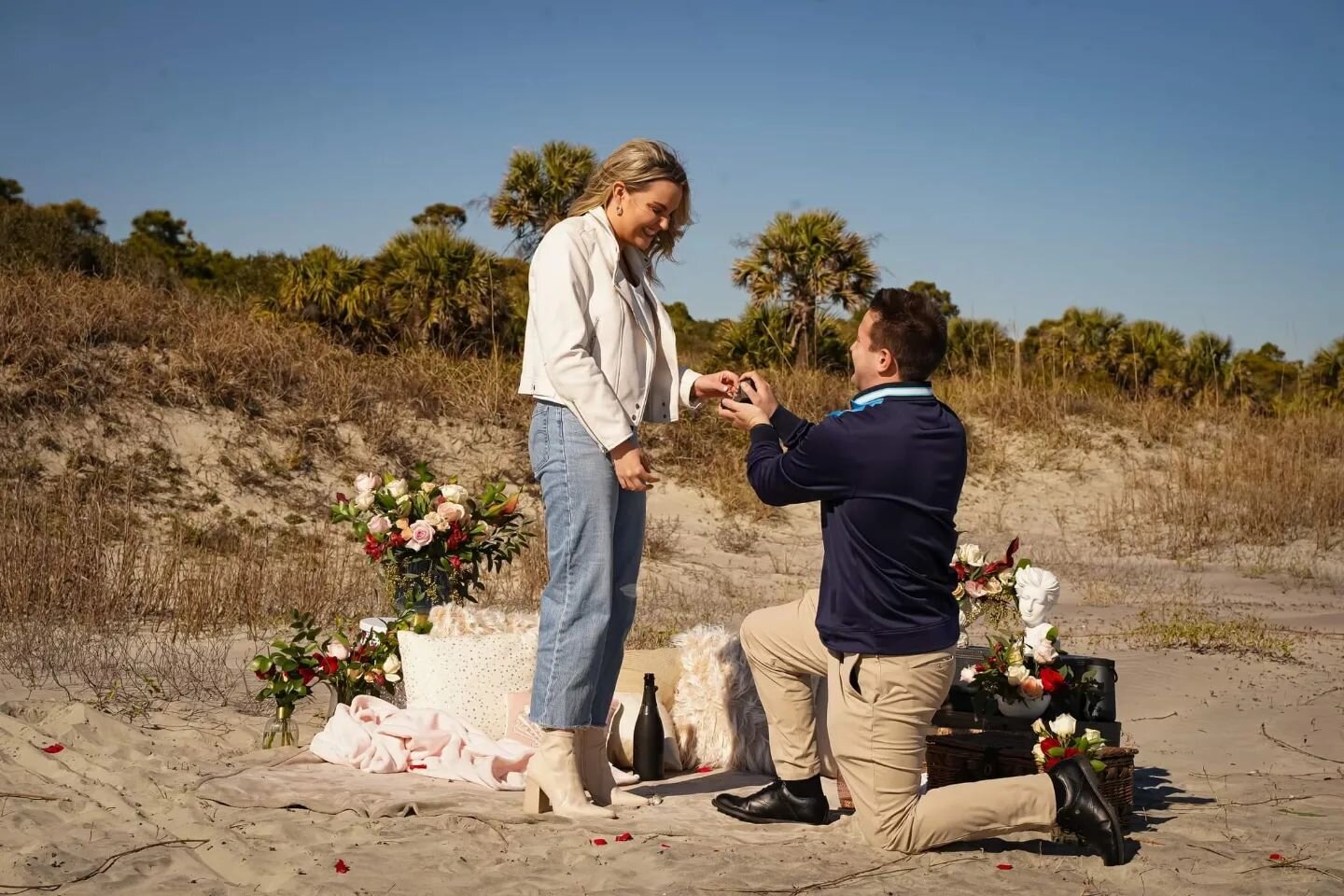She said YES!! 😍😍 Congrats Sean &amp; Annie!! 
Photography @captureyourhappilyeverafter 
Planning, floral &amp; styling @scarletplandesign @popupweddingqueens 
.
.
.
.
.
#scarletplandesign #scarletweds #proposal #proposalplanner #destinationproposa