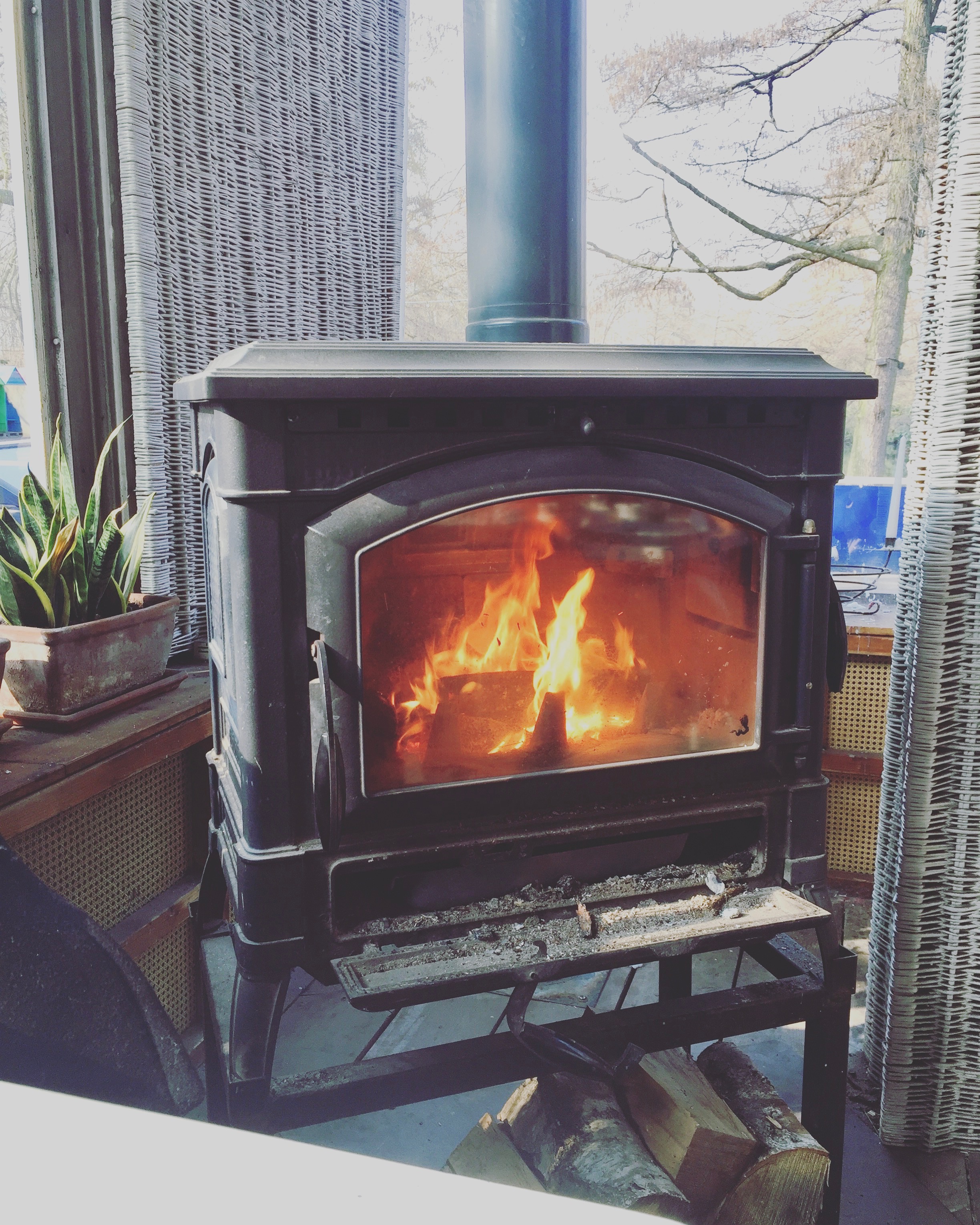 We got the table right next to the cozy fire. 
