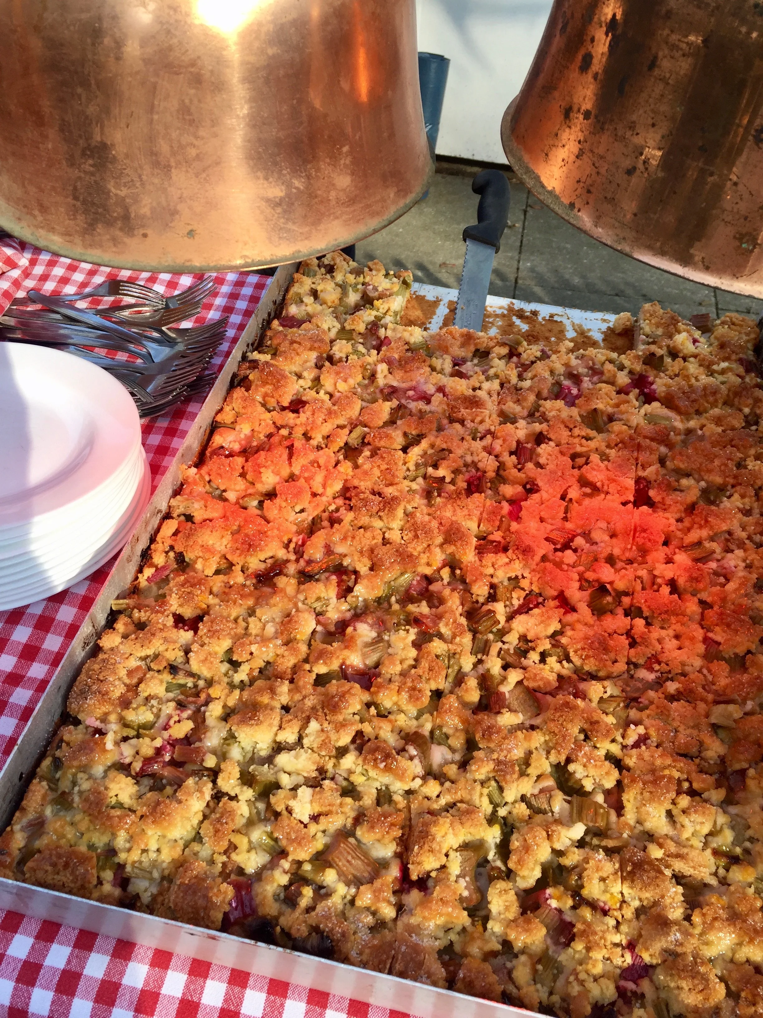 Since this restaurant was near the park, they were selling RHUBARB CRUMBLE for the people taht walked by. I took a slice for the road. 