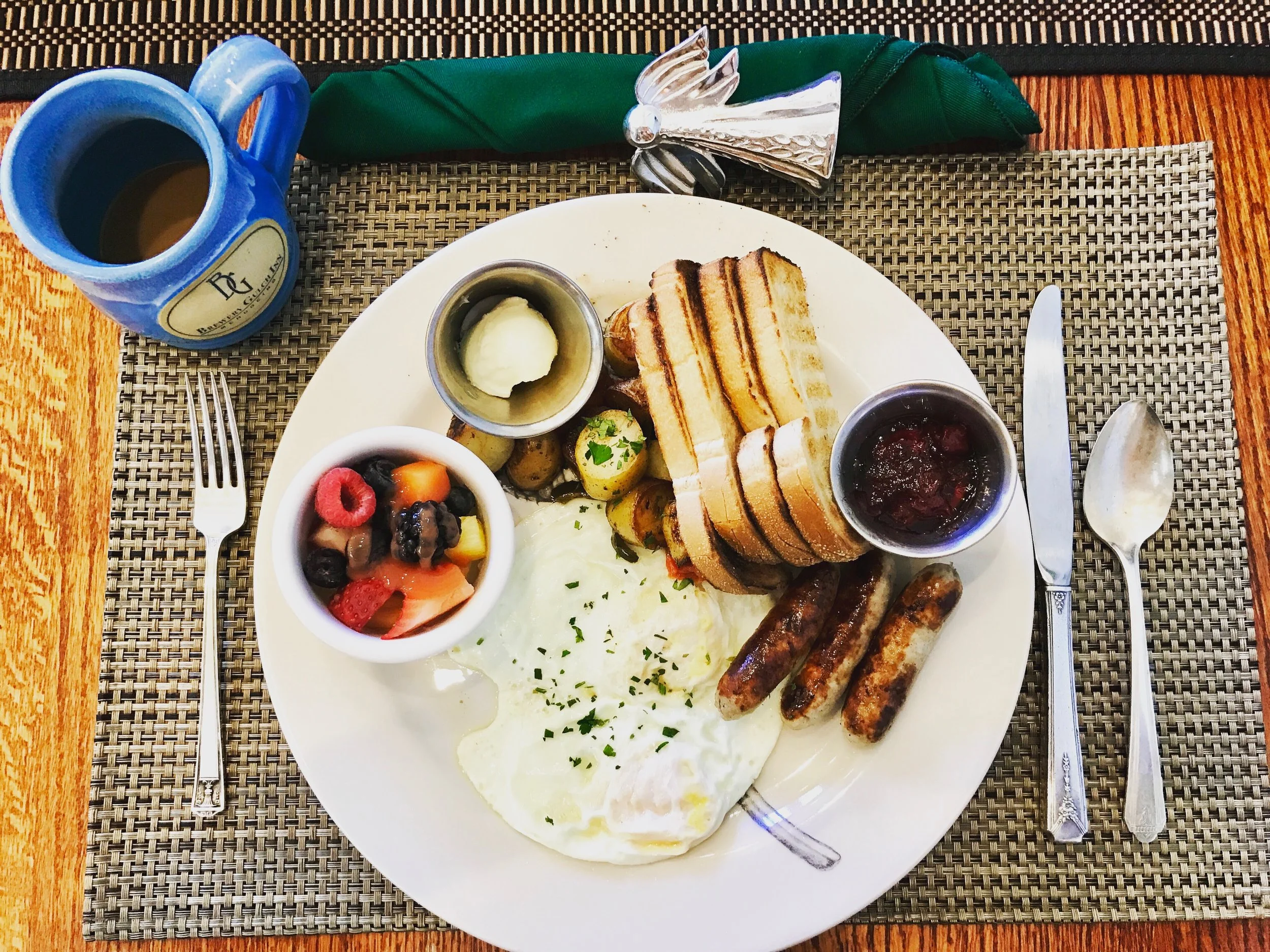 The price of your stay includes breakfast and dinner. The breakfast was so good!!! 