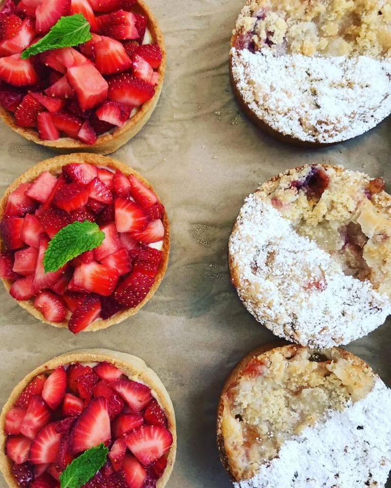 And yes, they obviously have tarts. I had the one on the right- peach and mango. It was BOMB. 