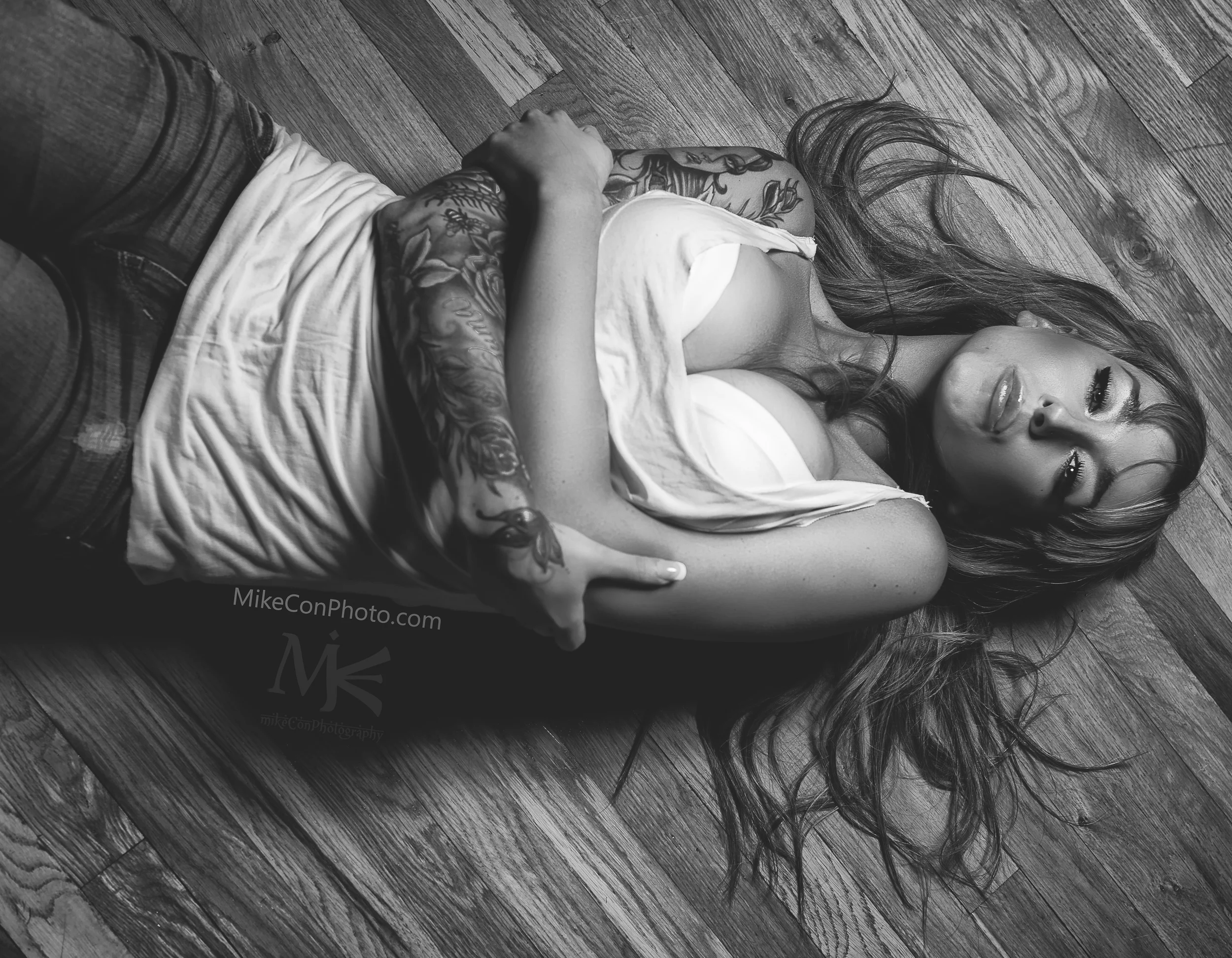 ande-suma-on-the-floor0withlogobwagainless fade.jpg