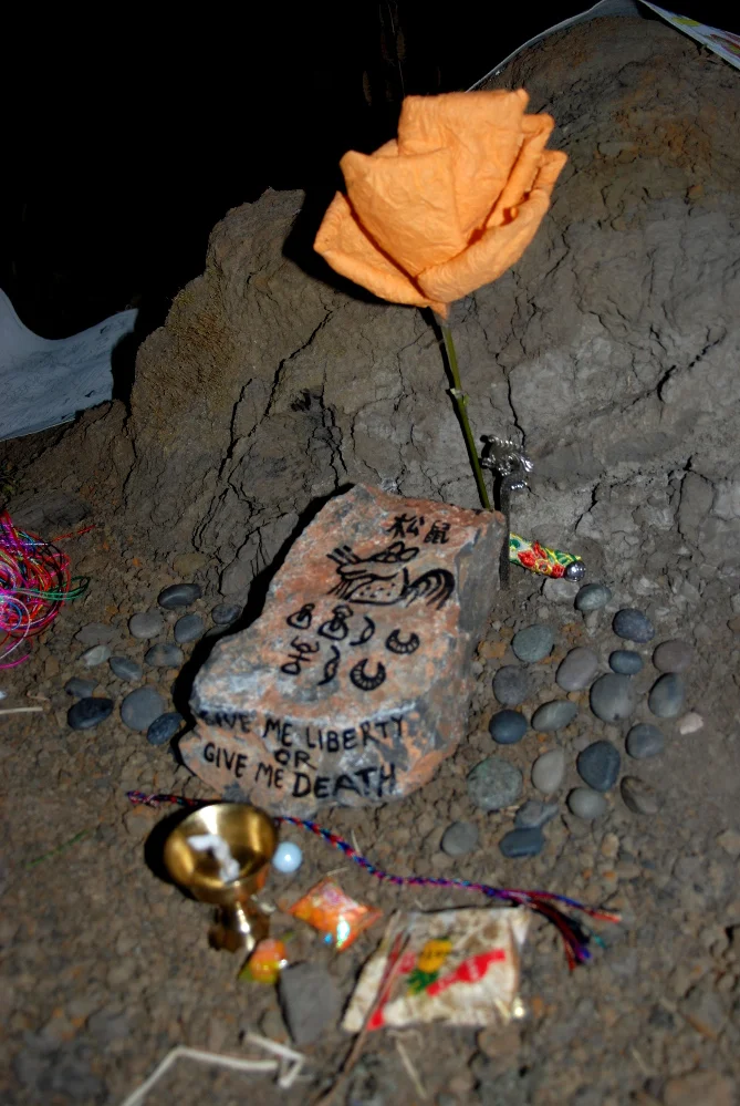 Inscriptions: "2015. SQUIRREL" and translated French Anarchist slogan " Ni dieu ni maître !" ("Neither God nor master.") Beneath that, a Patrick Henry quote, "GIVE ME LIBERTY, OR GIVE ME DEATH".** ** (…which, in retrospect, might have been an inappropriate choice, considering that Mr. Henry was a slaveowner).