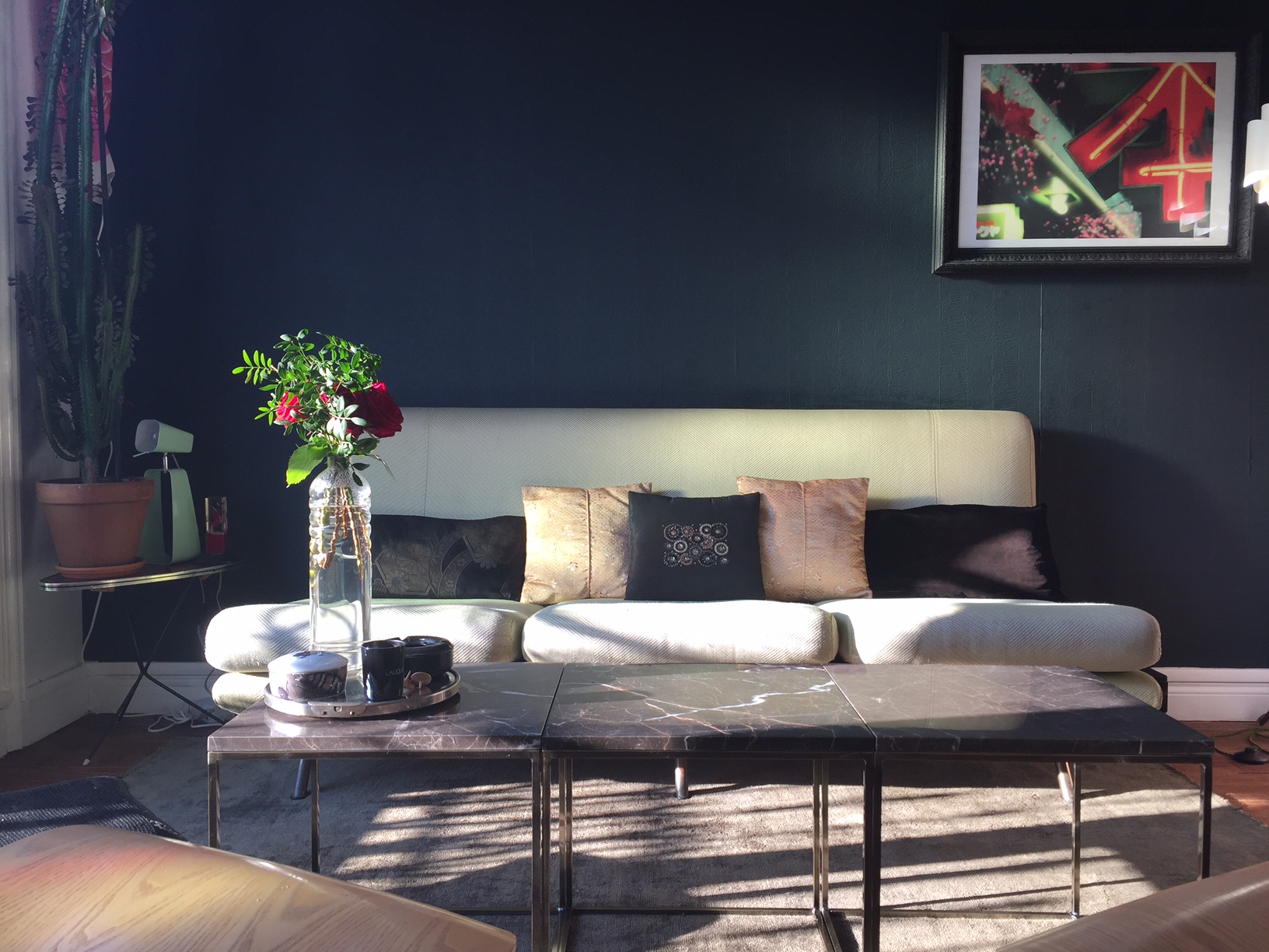 Murs Peinture Farrow and ball - Black Blue 95 Papier-peint Jungle Cole and Son Bout de canapé acier vieilli - Tablette marbre AM-PM
