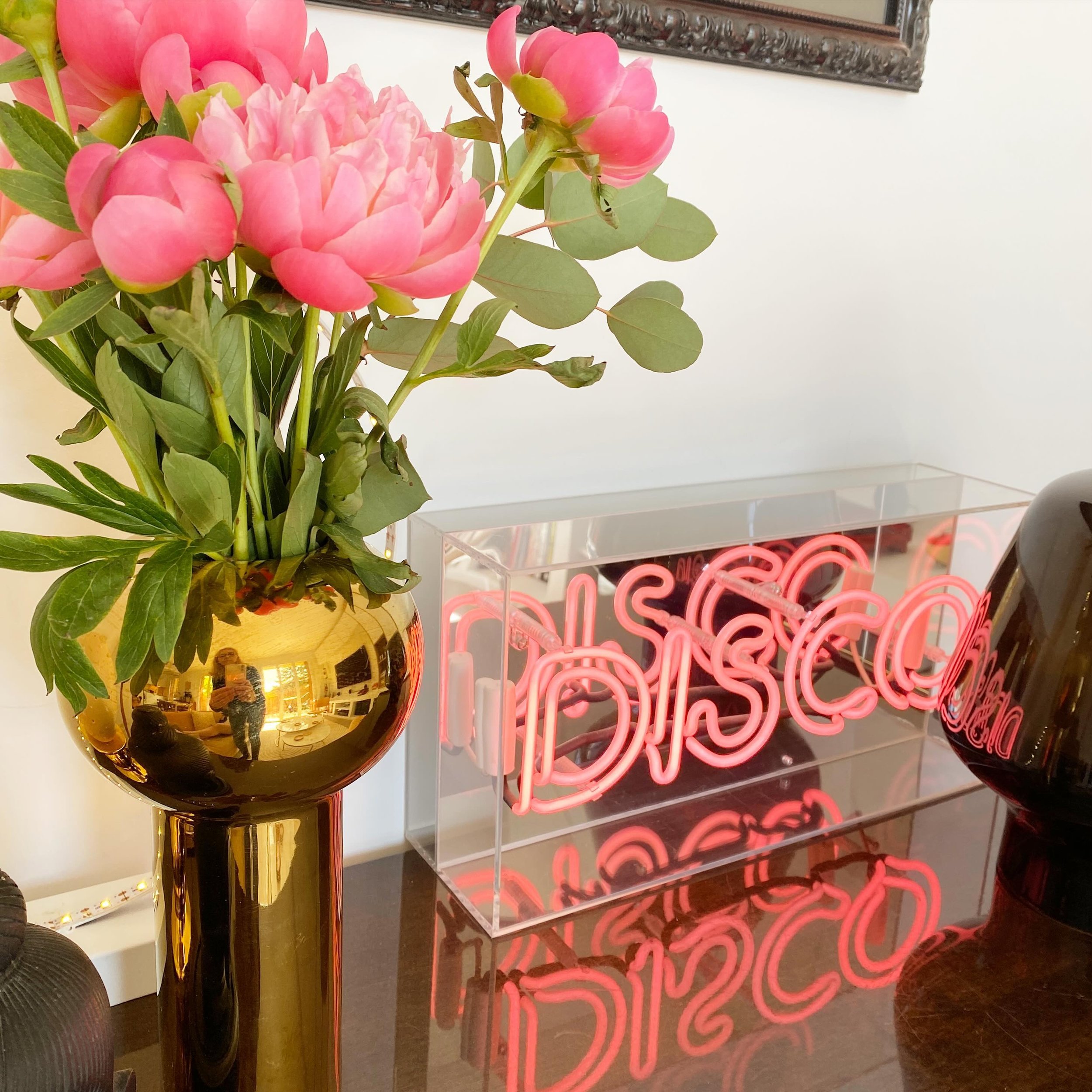 Disco Wednesday 🪩 #madameprune #decoration #architectureinterieure #mercredi #disco #pivoine #pink #lotus #flowers #fleurs #home #paris #aix #2024 @lebonmarcherivegauche