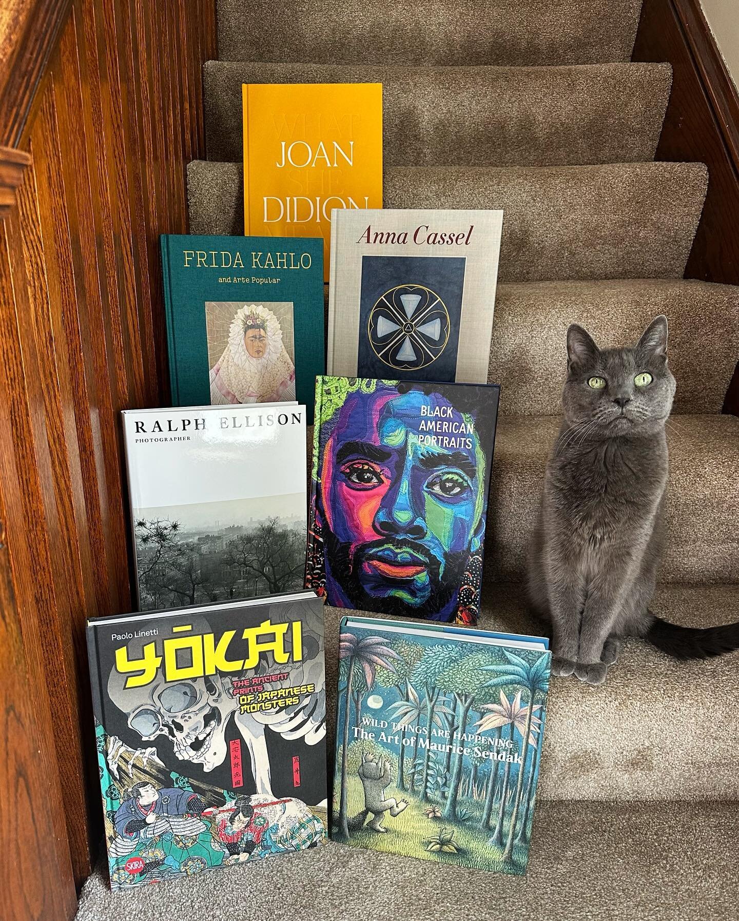 Honestly, what&rsquo;s more exciting than a box of books from @artbook? 🤩🤩🤩 🐈&zwj;⬛ for scale. 
Recent releases from Fall 22 and Spring 23:
Joan Didion What She Means
Anna Cassel: The Tale of the Rose
Frida Kahlo and Arte Popular
Black American P