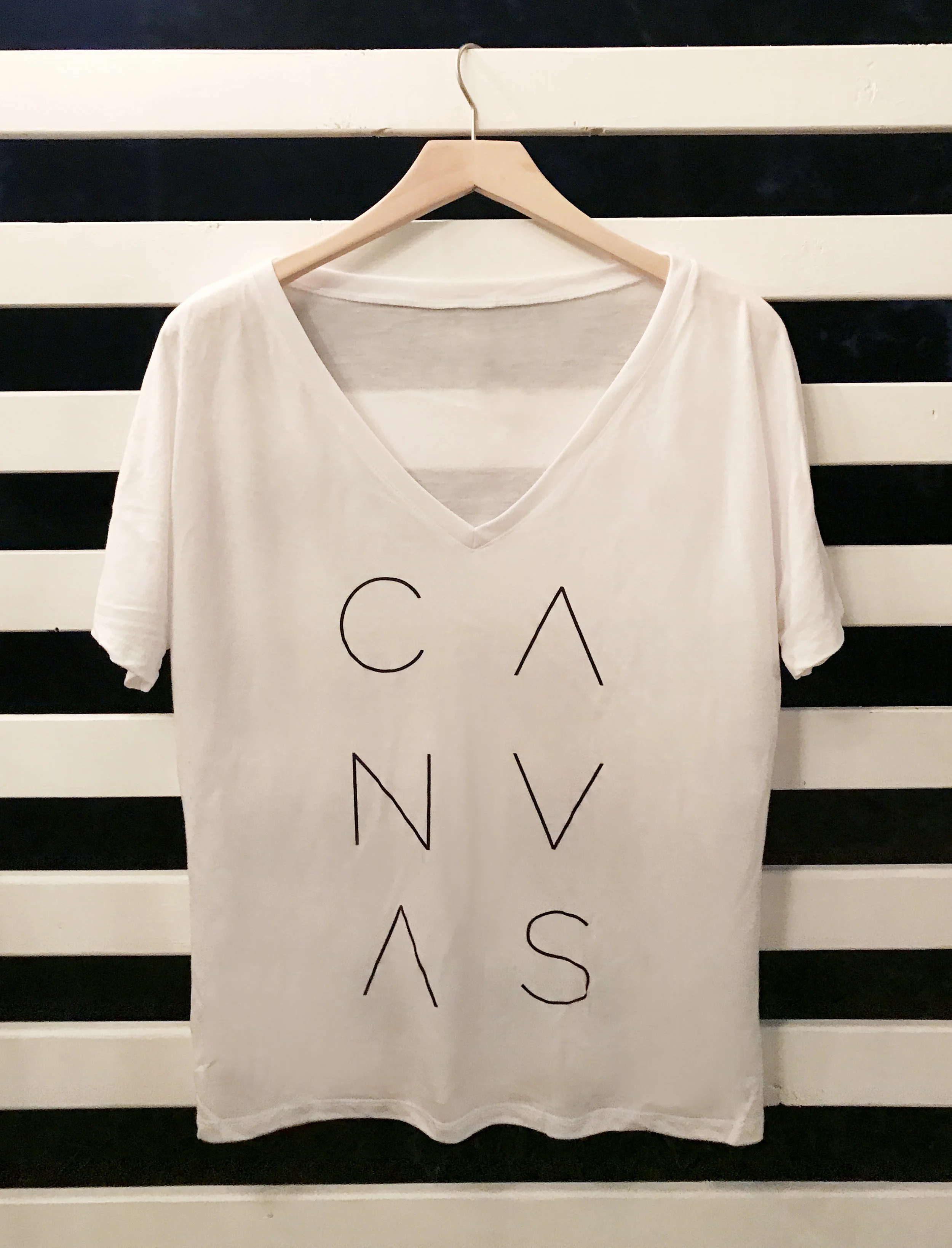 V-neck CANVAS tee