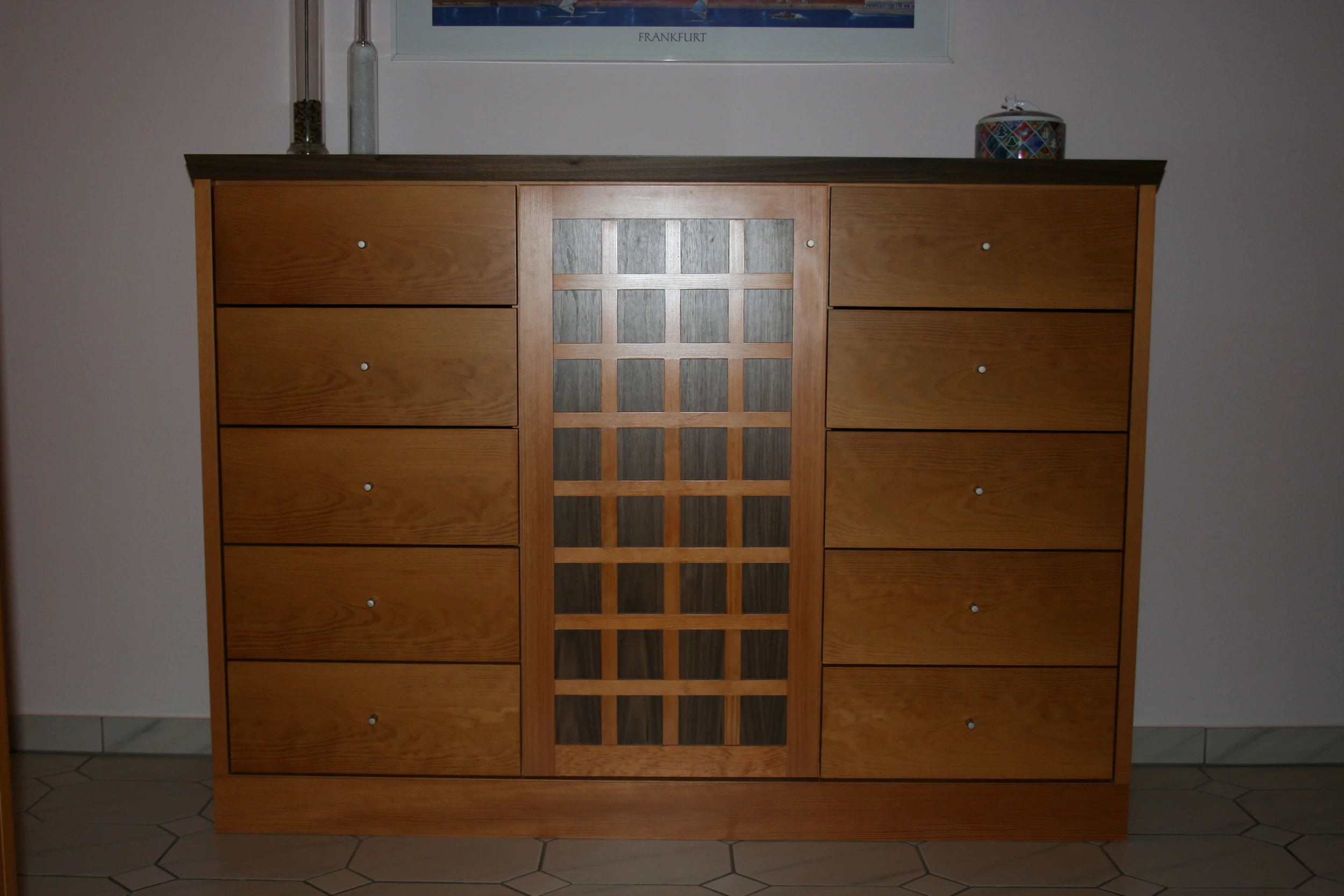 Sideboard mit Glaseinsatz
