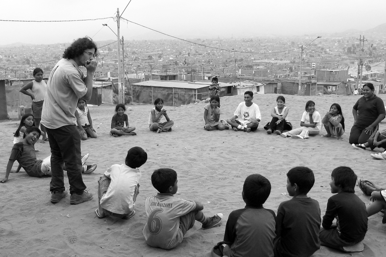Onica.org a pour mission l’initiation à la musique avec l’harmonica comme instrument principal. Les projets s’adressent à des jeunes vivant des situations marginales. La musique est un art essentiel, une parole profonde de l’émotion humaine. Apprendre à jouer d’un instrument de musique est donc étroitement lié au développement social. L’harmonica est l’un des instruments les plus connus dans le monde. Petit, peu coûteux, facile d’entretien et accessible à tous, il est un instrument idéal pour l’apprentissage musical. www.onica.org