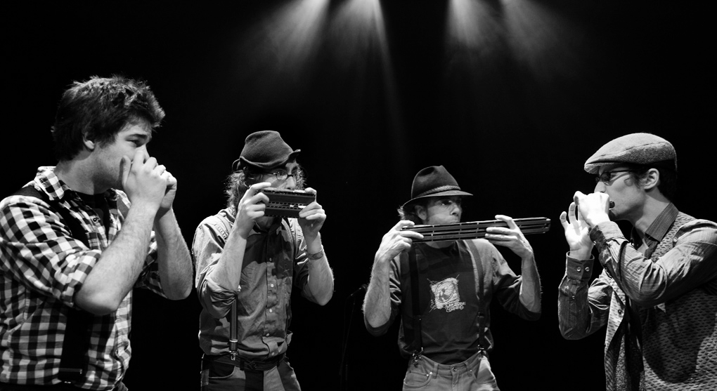 L’ensemble D’Harmo est composé strictement d’harmonicistes. Ce type de formation, rarement vu et entendu est un spectacle tout à fait unique. D’Harmo interprète un répertoire original, composé par les membres du groupe, avec divers types d’harmonicas. Les harmonicistes Cédric Houdayer , Pascal « Per » Veillette , Samuël Caron et Lévy Bourbonnais sont sans contredit parmi les plus talentueux au Canada. Leur musique inspirée du klezmer, du folklore québécois, du jazz et du classique allie modernité et tradition, éclectisme et populaire. www.dharmo.ca