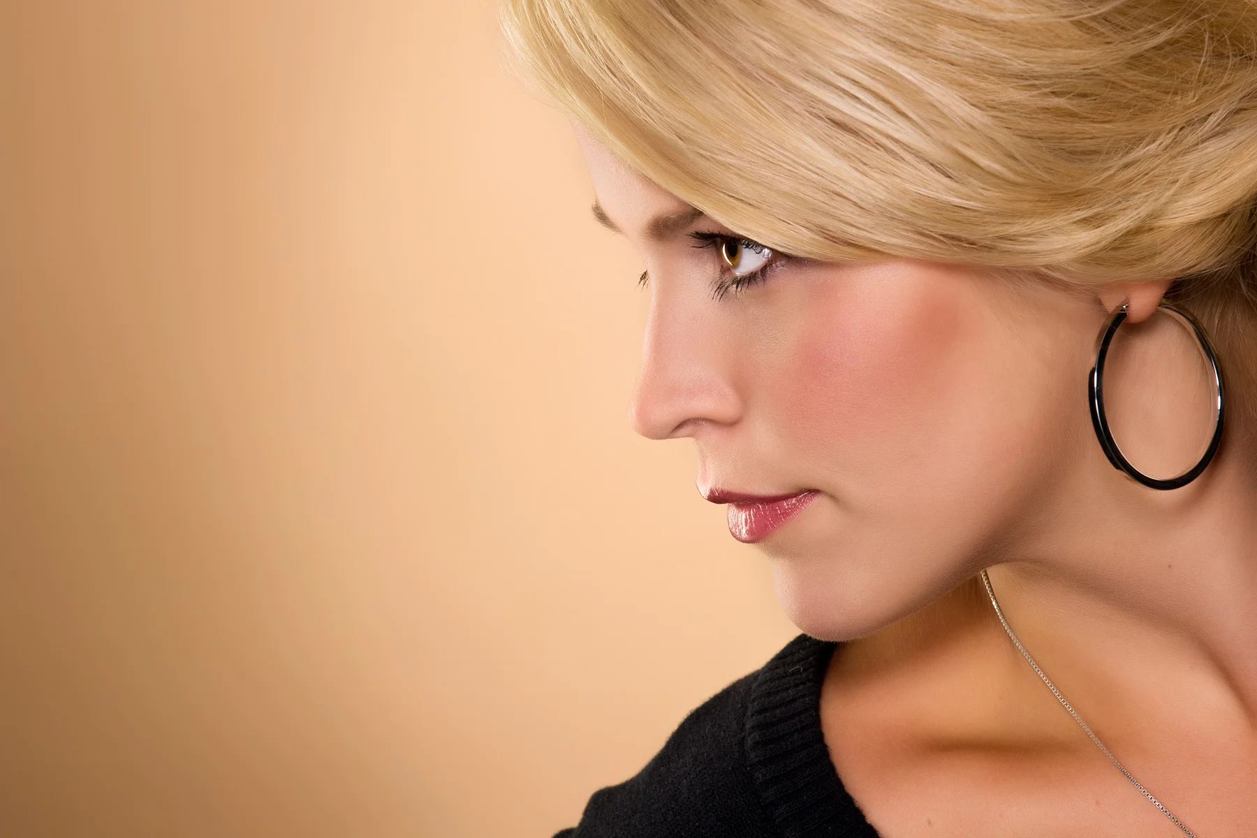 beauty_profile_blonde_girl.jpg