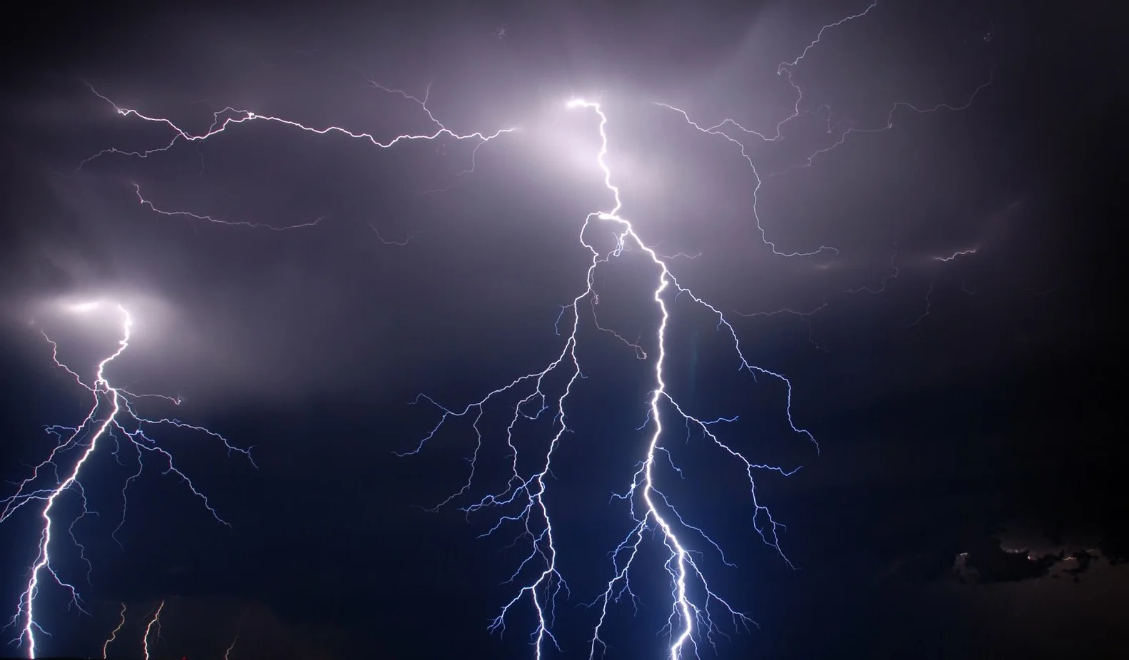 Красивая молния. Молнии зажала. Статуя христа-искупителя бразилия молния. Живые молнии. Молнии зажала.