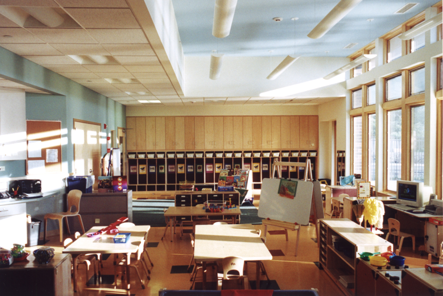 01.83_phopro-int-classroom view to cubbies small-150ppi-6x4.jpg