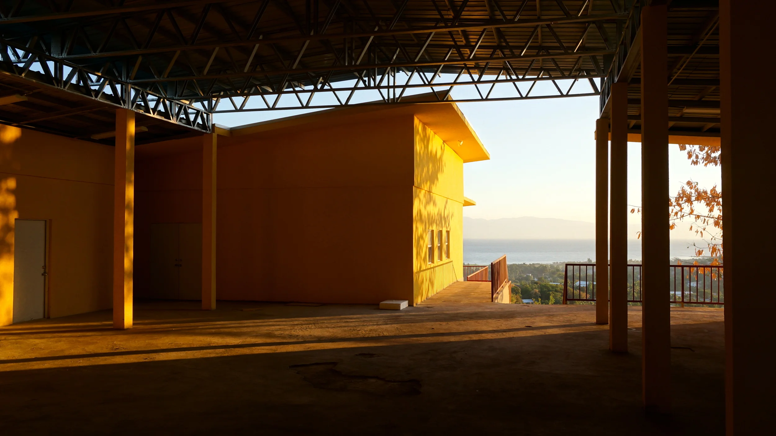  Community education auditorium is surrounded by the medical clinics facilities and has an opening toward the ocean to allow the ocean breeze to cool the space. &nbsp; 
