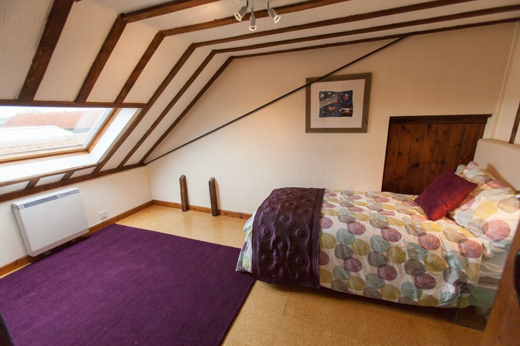 Cosy single bedroom with gorgeous beams