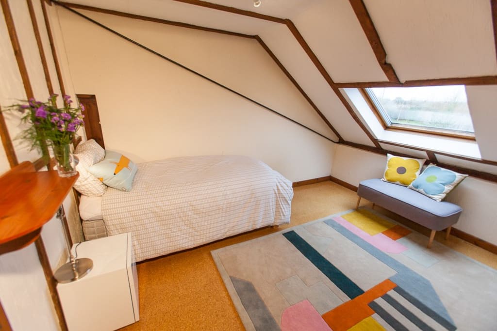 Cosy north single bedroom with Savoir Mattress