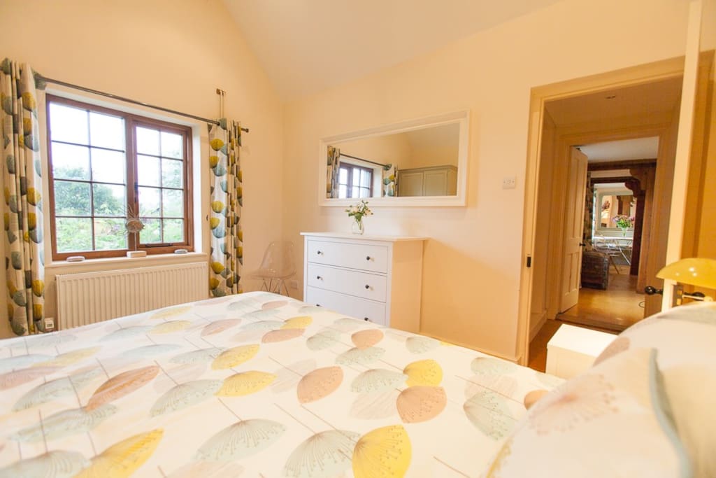  Bedroom with garden view 