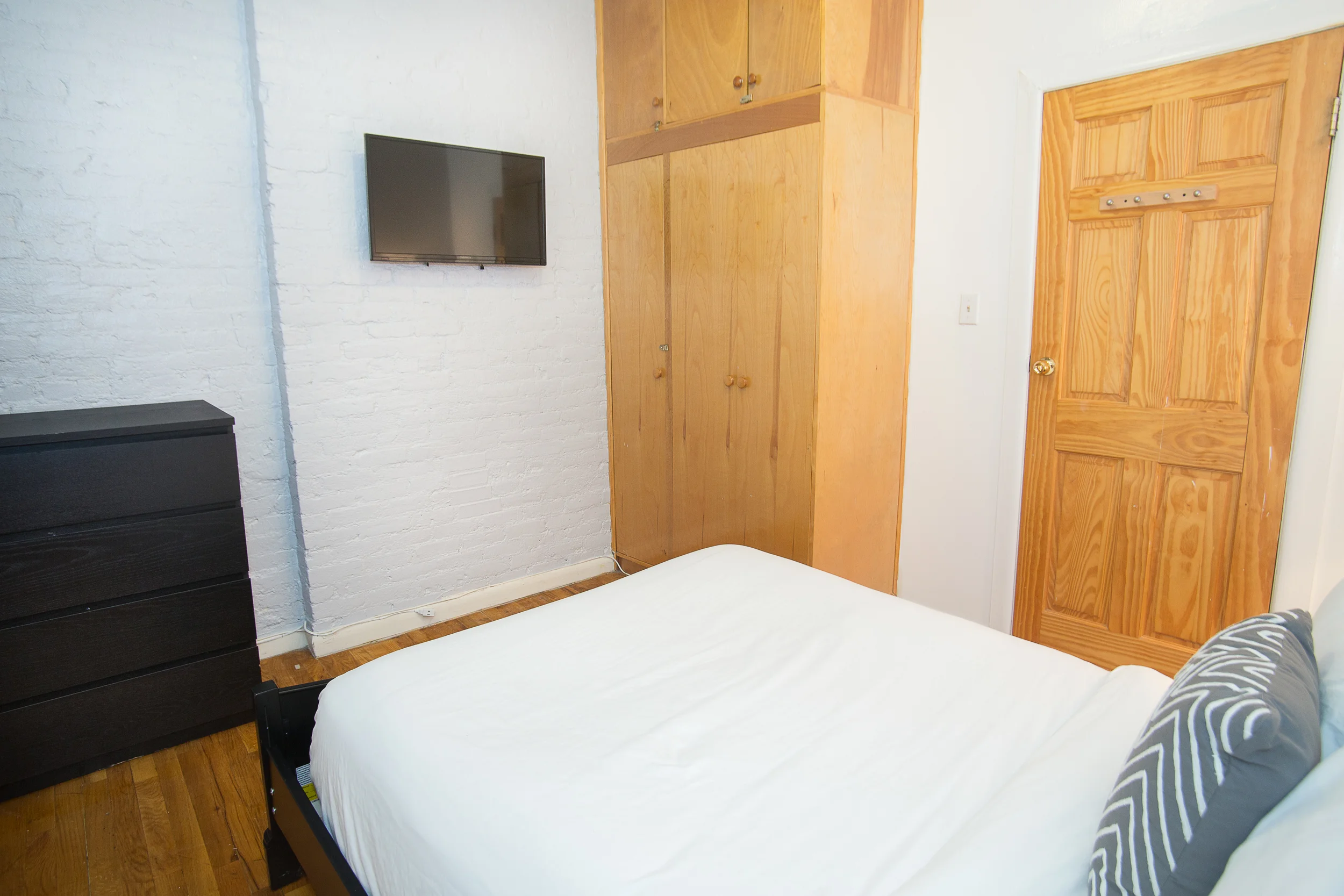 Rentfurnishednyc_6-21-15_9thave39thst-1-8.JPG