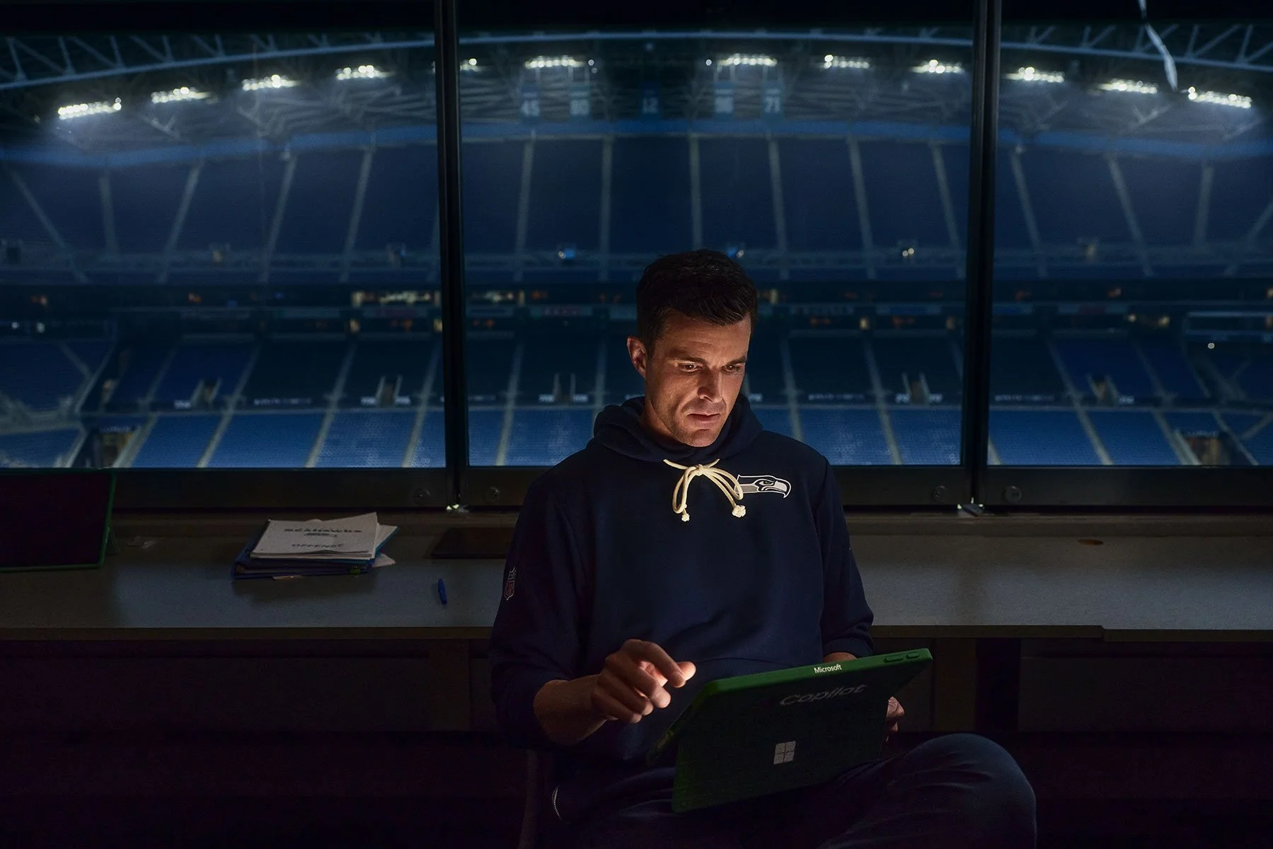 S11_Microsoft_Stills_SeattleSeahawks_BrianEayrs_BroadcastSuite_574.jpg
