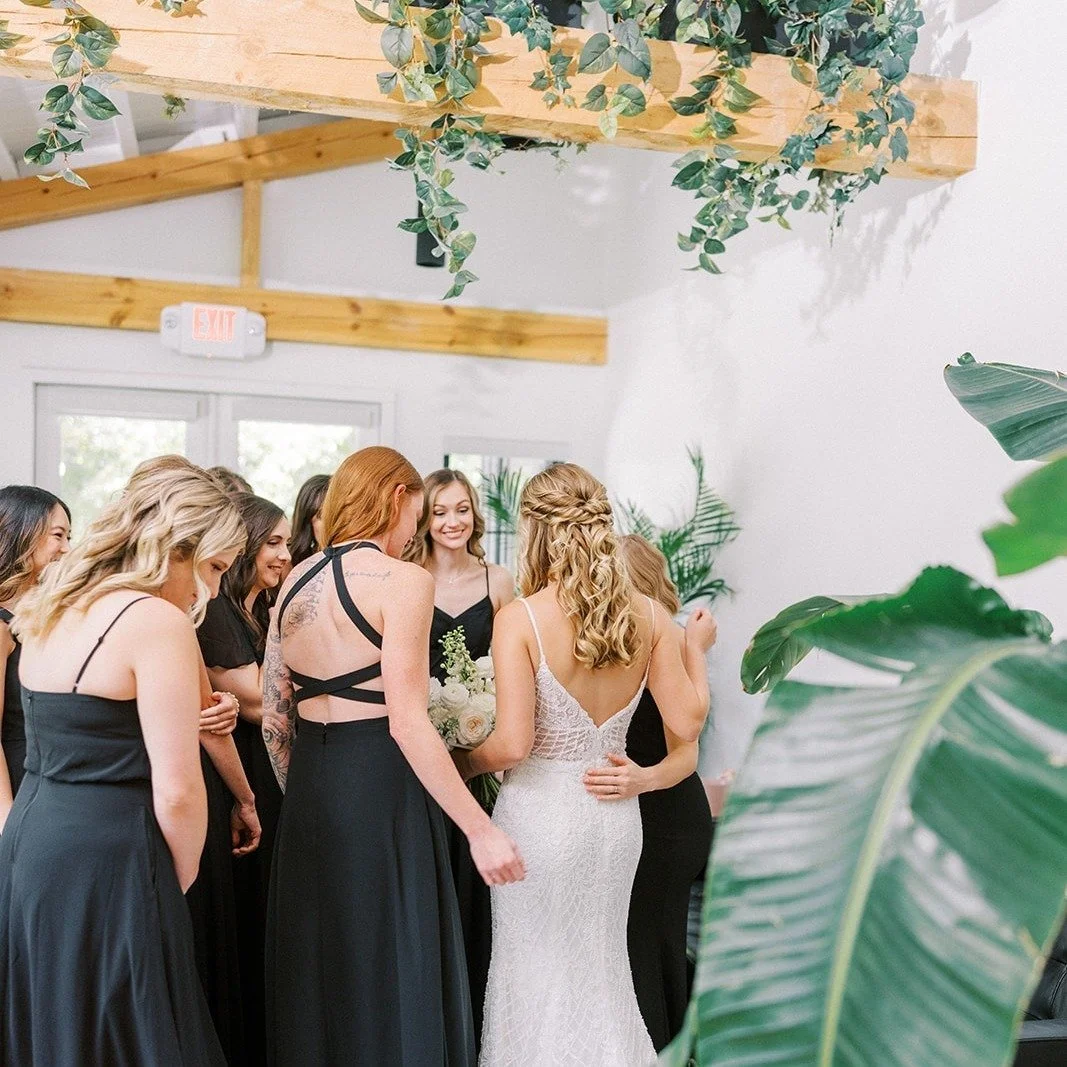 What happens in the bridal suite >>> 💘
photo @andibravo_