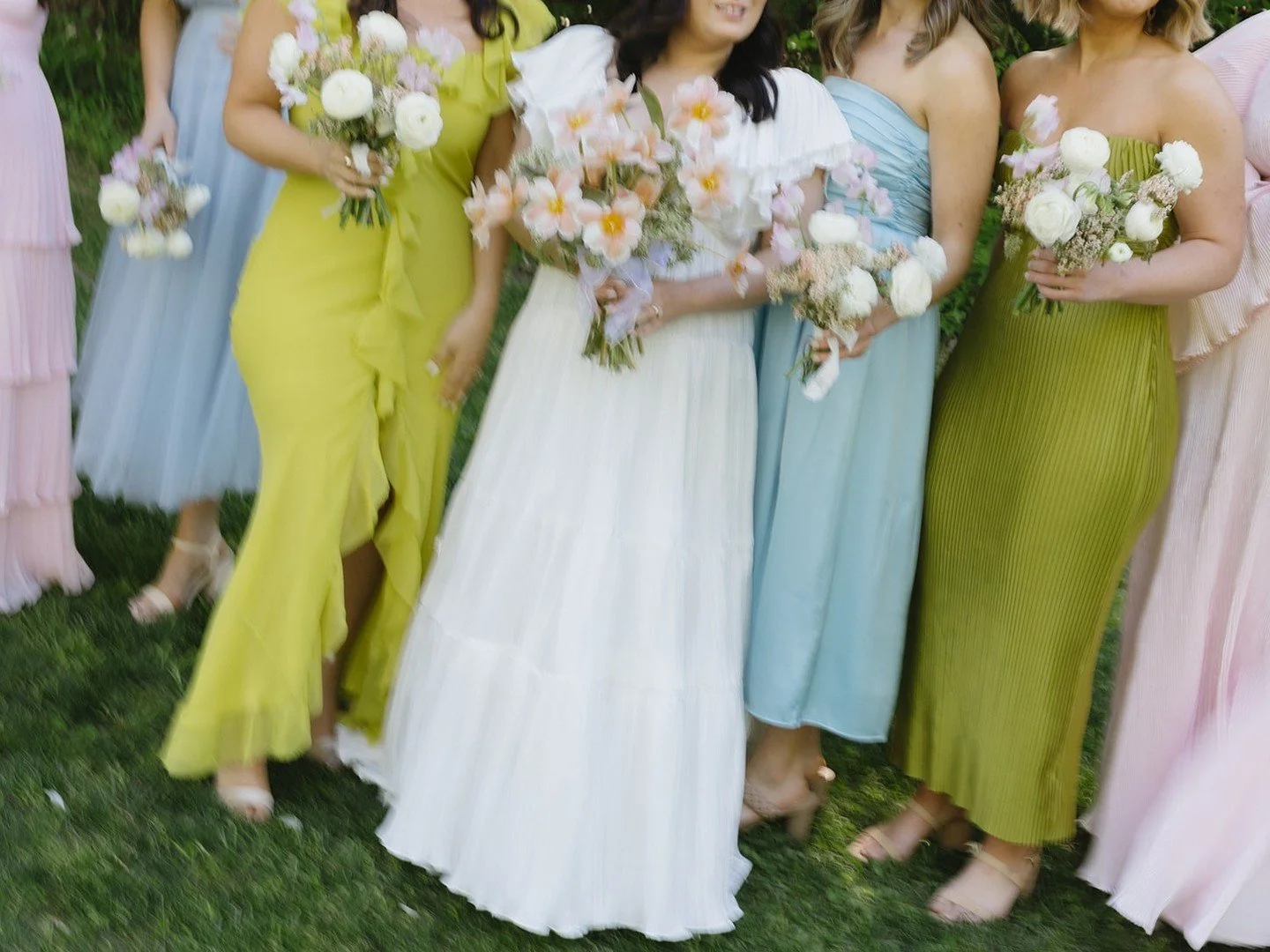 Color game strong! Who knew bridesmaid dresses could look this good together? 👗💕
photo @mercedesmithphoto 
florals @victoria__bruhn