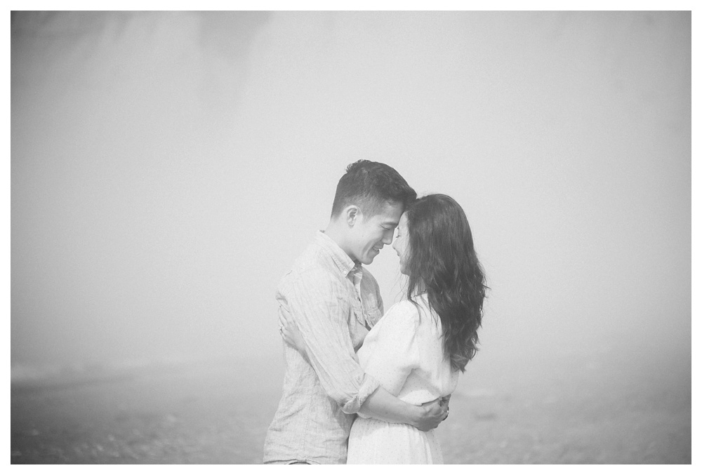 foggy-engagement-photos-Toronto-ScarboroughBluffs-beach-034.JPG