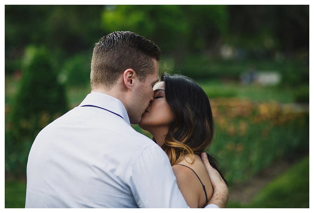 The kiss of the bride and groom in the parks of the city of Toronto. 