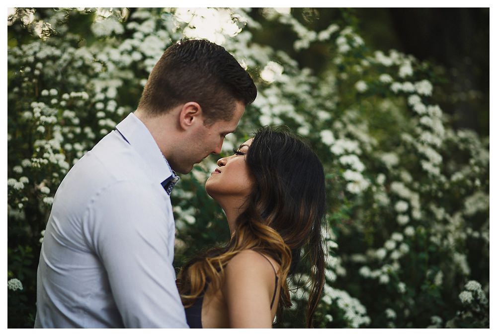 With the park as the background this downtown couple leans in for a kiss. 