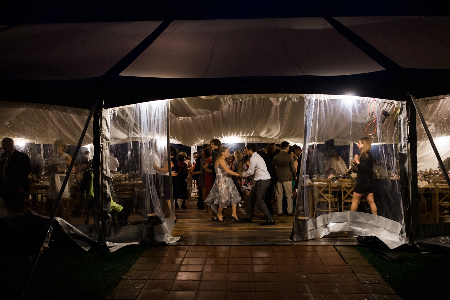 Kurtz-orchard-wedding-photos-danijelaweddings-rainy-romantic097.JPG