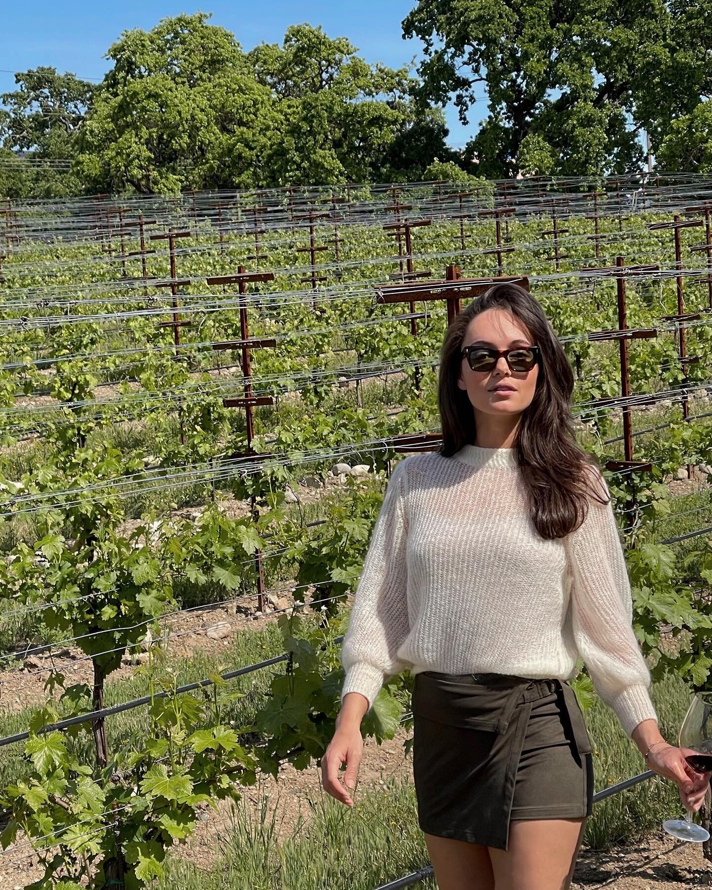 Do I want a glass of wine? You bet Shiraz I do! 🍷
-
-
Wearing one of my favorite spring-transitional sweaters by @margaretoleary with boots by @vincecamuto and sunnies by @jacquesmariemage
&bull;
&bull;
&bull;
&bull;
&bull;
#springoutfit #wineoclock